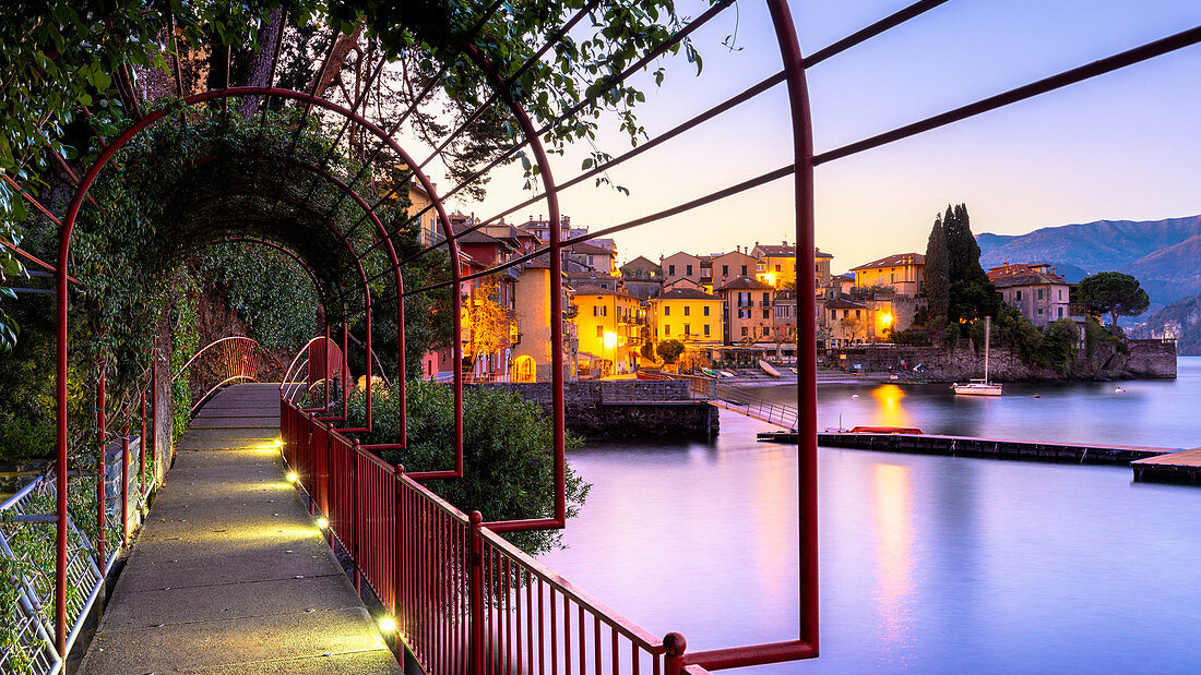 71303000-Walk-of-Lovers-Passeggiata-degli-innamorati-in-Varenna-at-dusk-Como-Lake-Lombardy-Italy