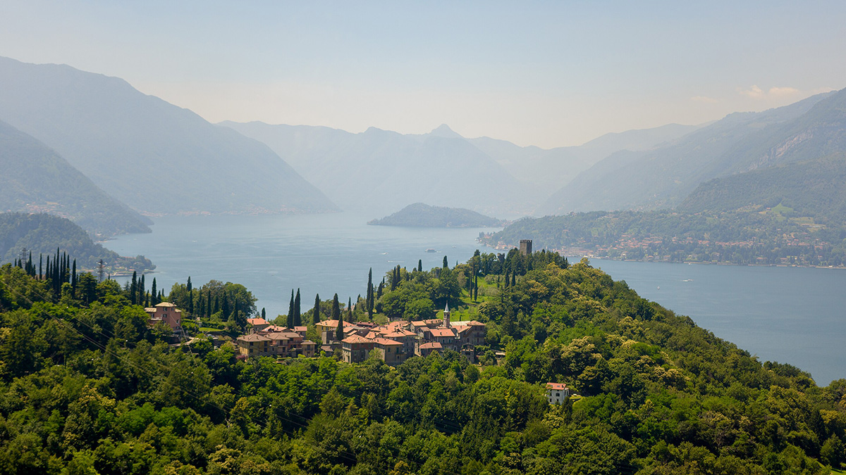 71303000-Walk-of-Lovers-Passeggiata-degli-innamorati-in-Varenna-at-dusk-Como-Lake-Lombardy-Italy