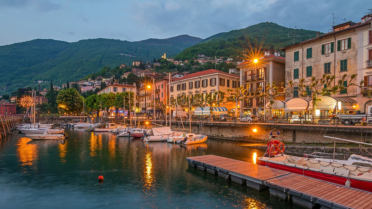71303000-Walk-of-Lovers-Passeggiata-degli-innamorati-in-Varenna-at-dusk-Como-Lake-Lombardy-Italy