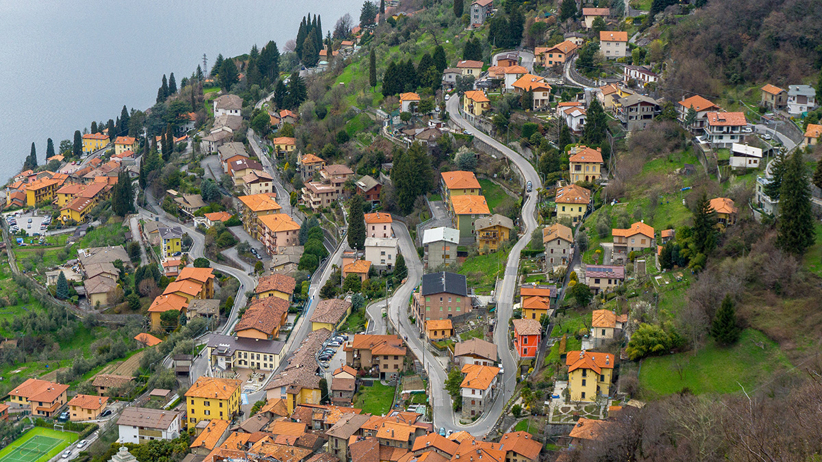 71303000-Walk-of-Lovers-Passeggiata-degli-innamorati-in-Varenna-at-dusk-Como-Lake-Lombardy-Italy