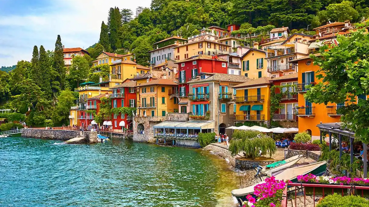 71303000-Walk-of-Lovers-Passeggiata-degli-innamorati-in-Varenna-at-dusk-Como-Lake-Lombardy-Italy